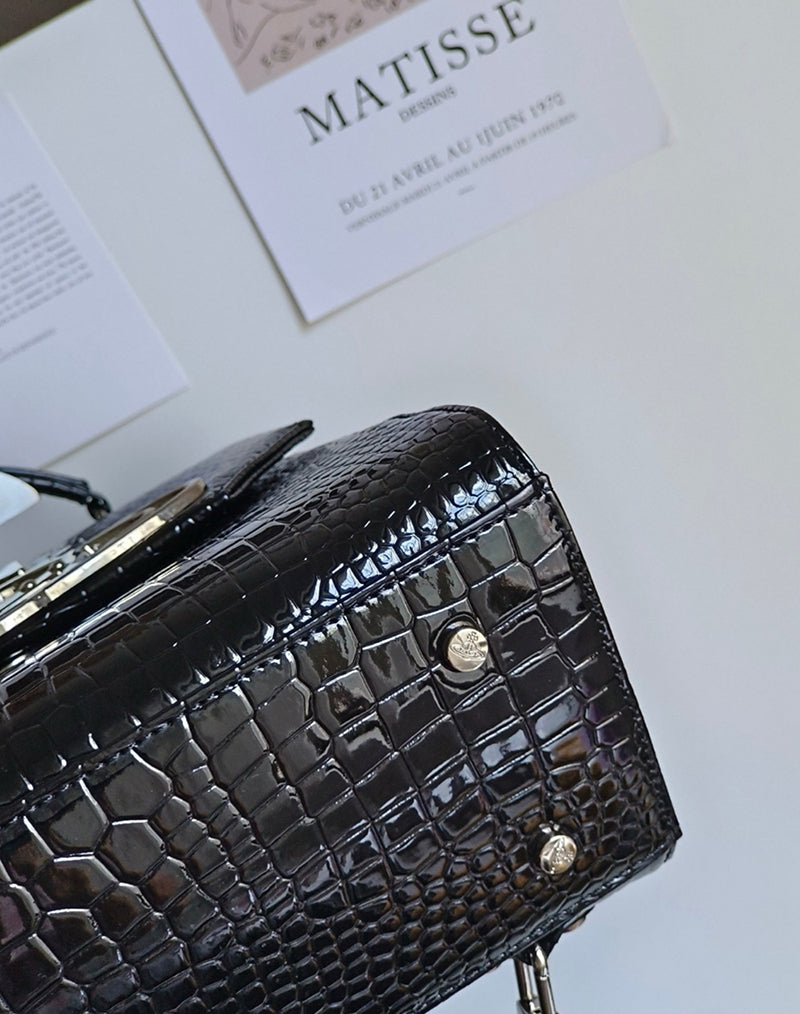 Vivienne Westwood 鱷魚壓紋雙肩包