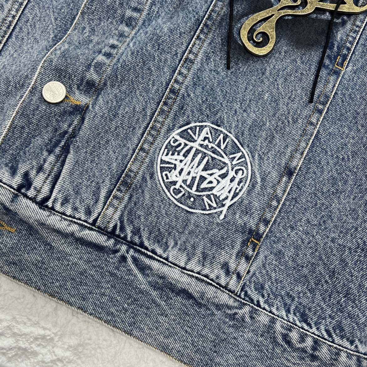 STUSSY x DVN 聯名手繪塗鴉水洗牛仔外套