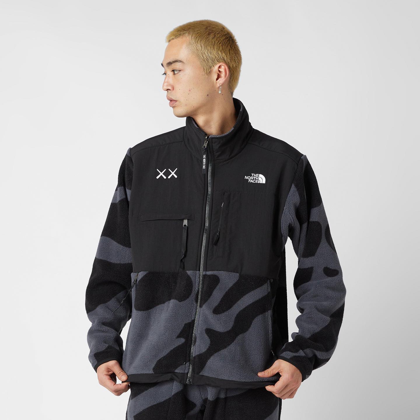 The North Face x Kaws 聯名羊羔絨立領外套