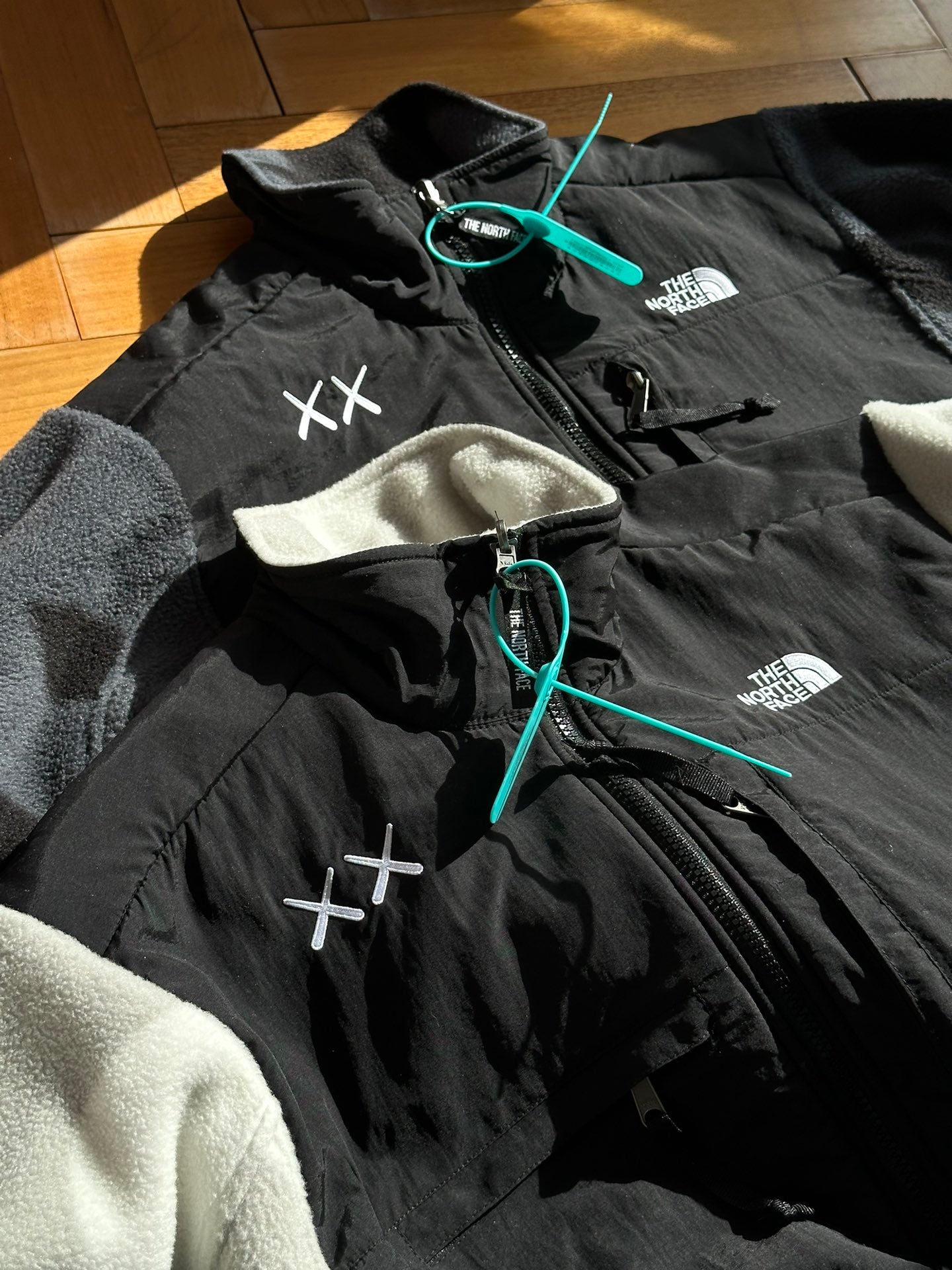 The North Face x Kaws 聯名羊羔絨立領外套