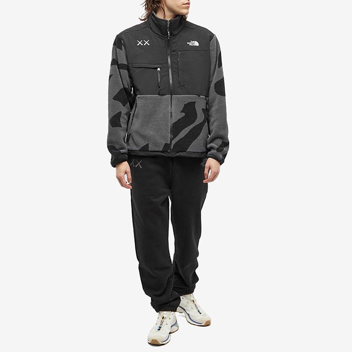 The North Face x Kaws 聯名羊羔絨立領外套