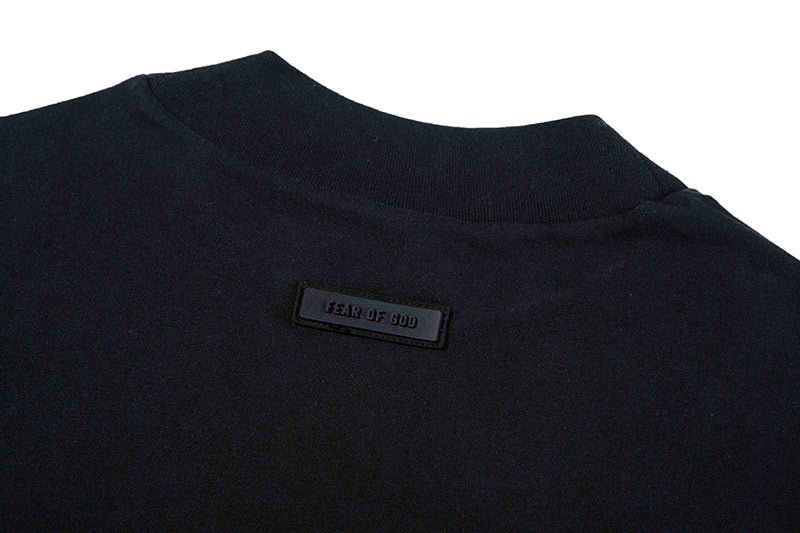 FEAR OF GOD Essentials 2023 黑色系列 黑色微高領字母短袖上衣 - VANASH