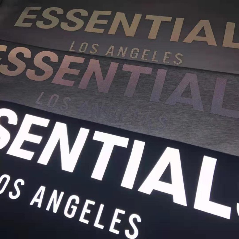 FEAR OF GOD ESSENTIALS 洛杉磯限定反光LOGO短袖T恤 - VANASH