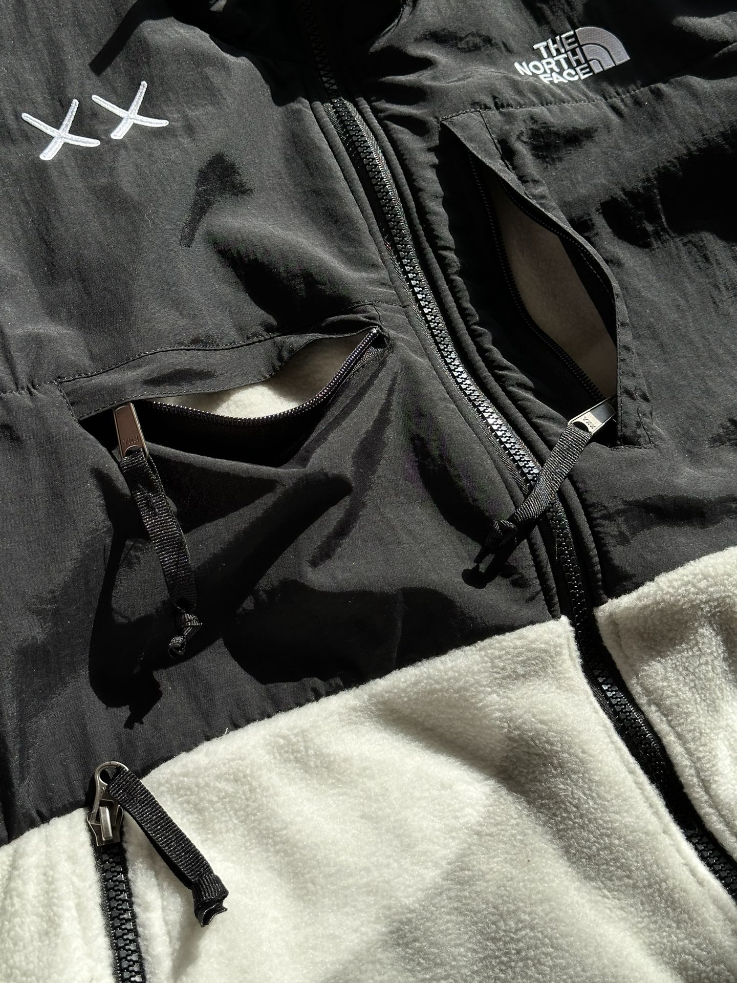 The North Face x Kaws 聯名羊羔絨立領外套