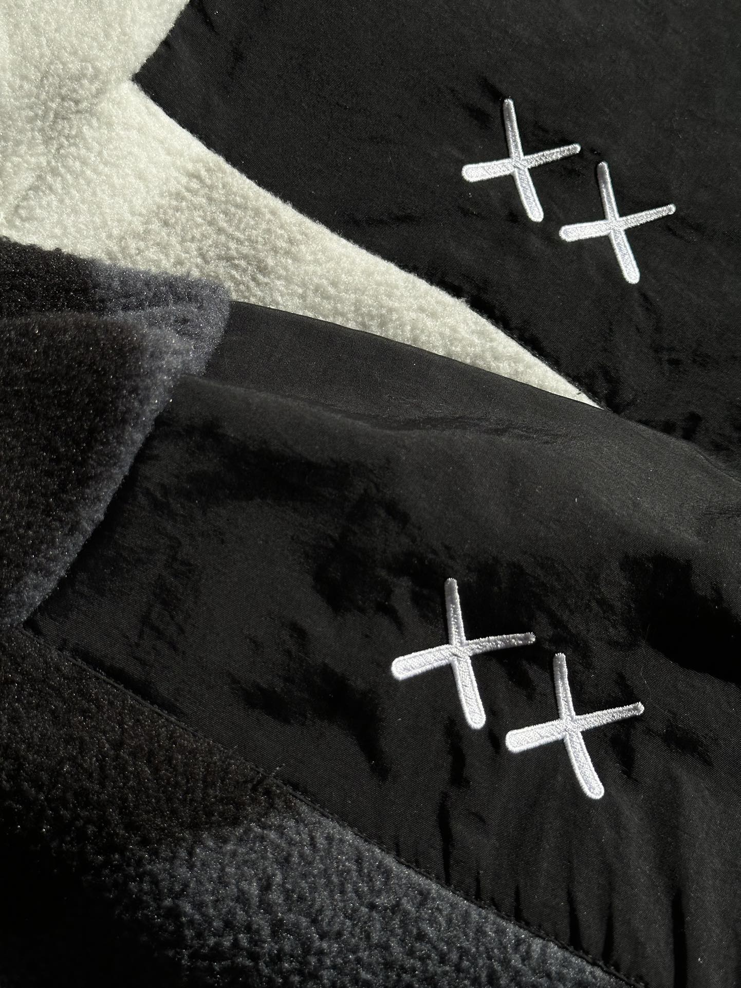 The North Face x Kaws 聯名羊羔絨立領外套