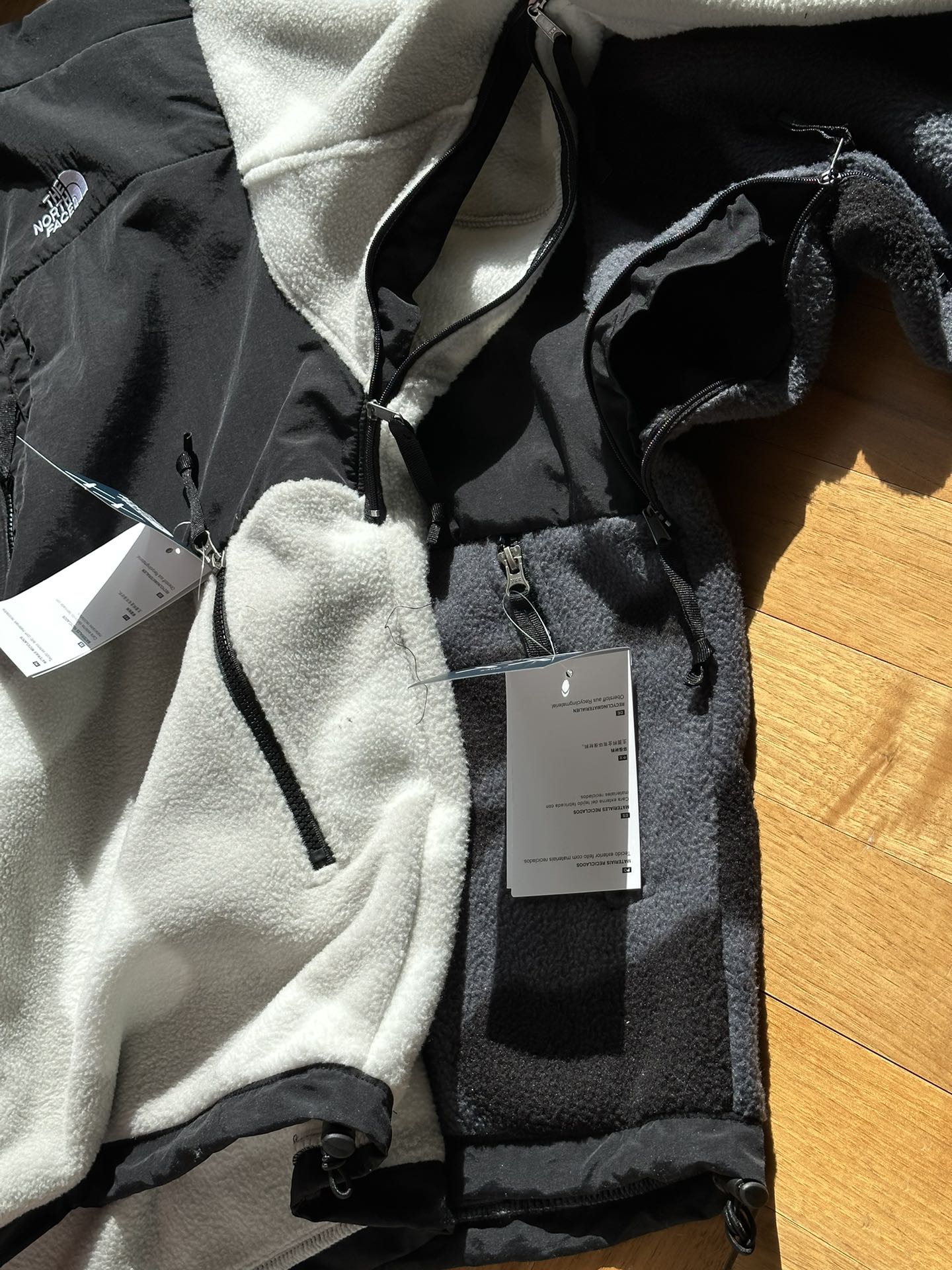 The North Face x Kaws 聯名羊羔絨立領外套