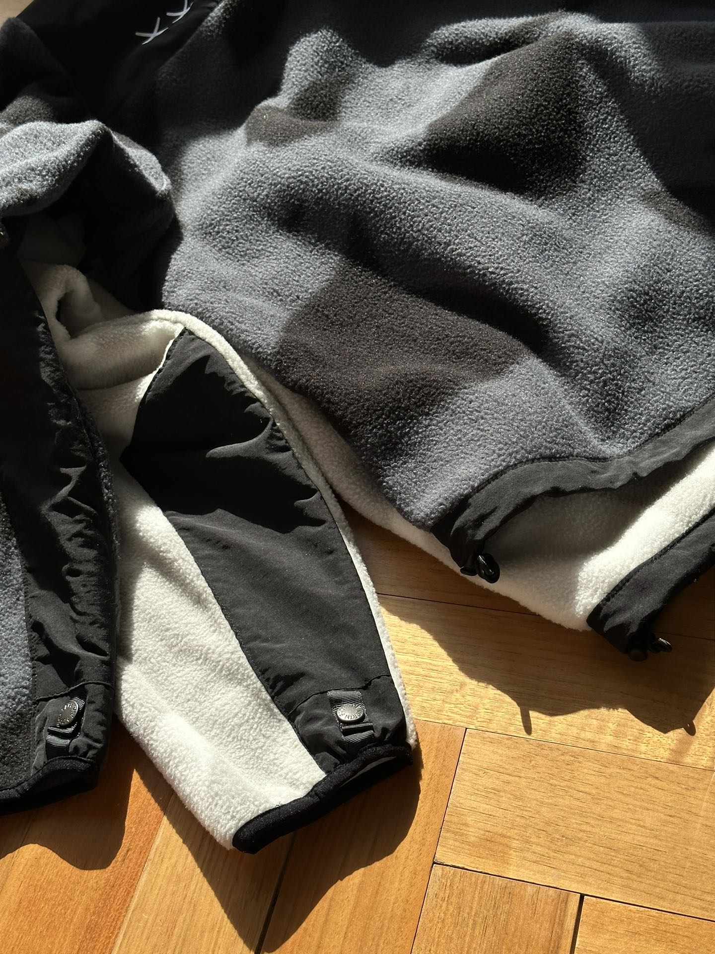 The North Face x Kaws 聯名羊羔絨立領外套
