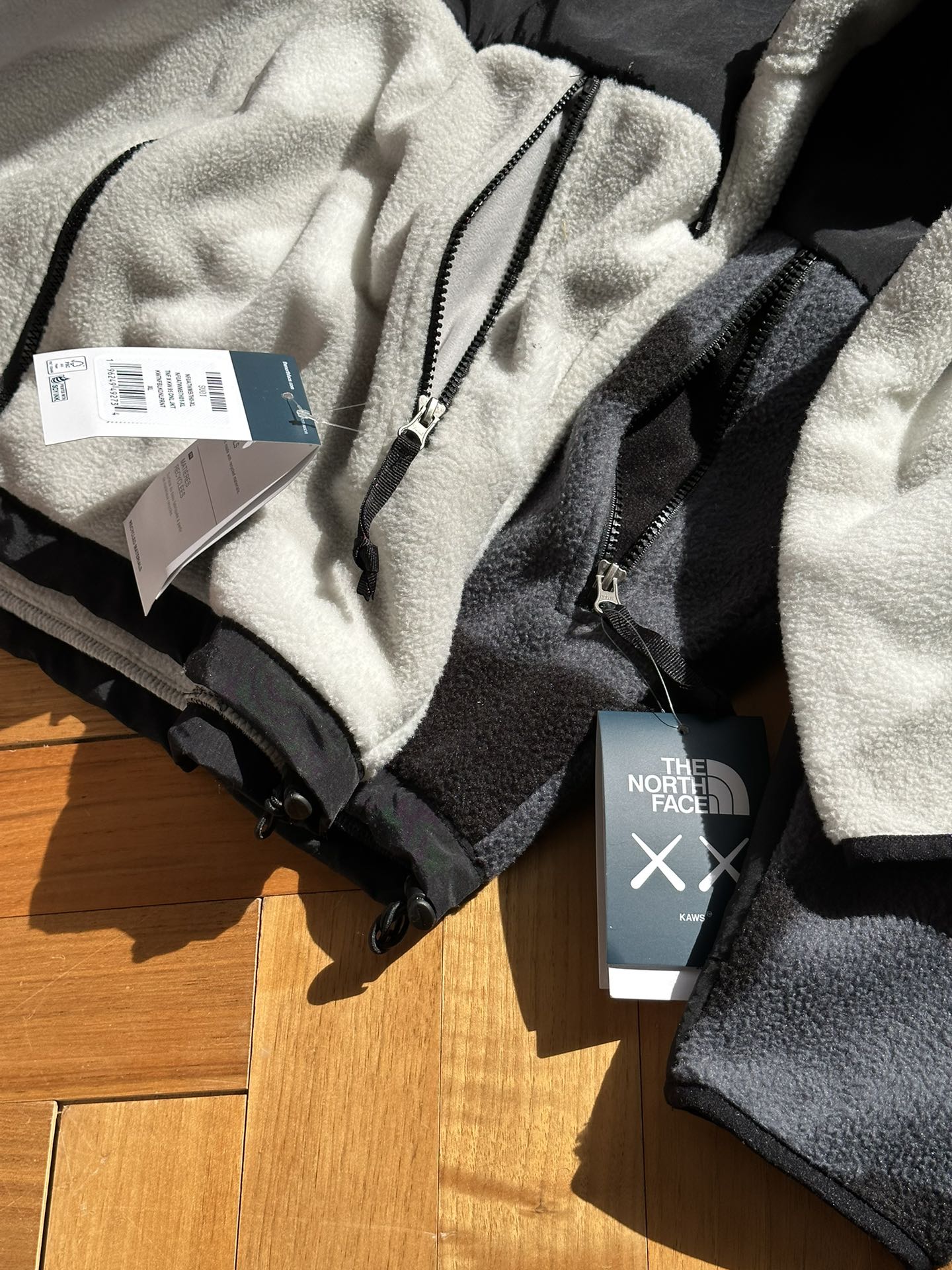 The North Face x Kaws 聯名羊羔絨立領外套