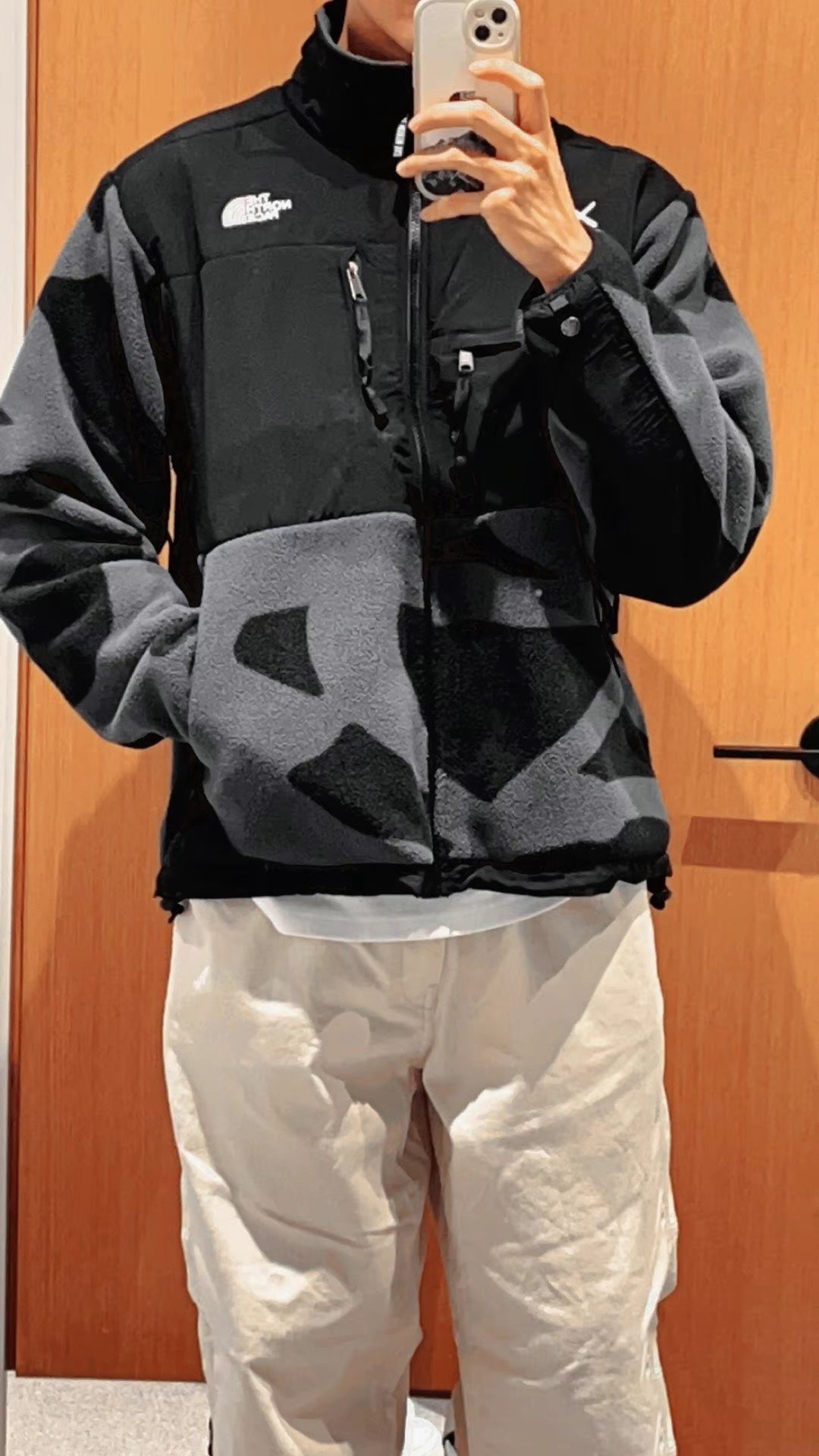 The North Face x Kaws 聯名羊羔絨立領外套
