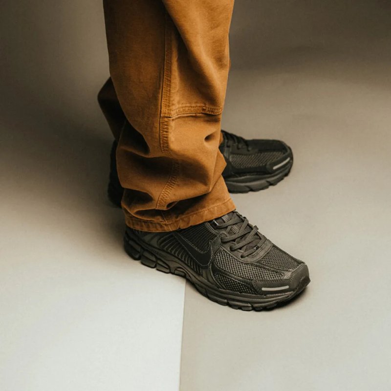 NIKE ZOOM VOMERO 5 SP 復古慢跑鞋-黑色款 - VANASH