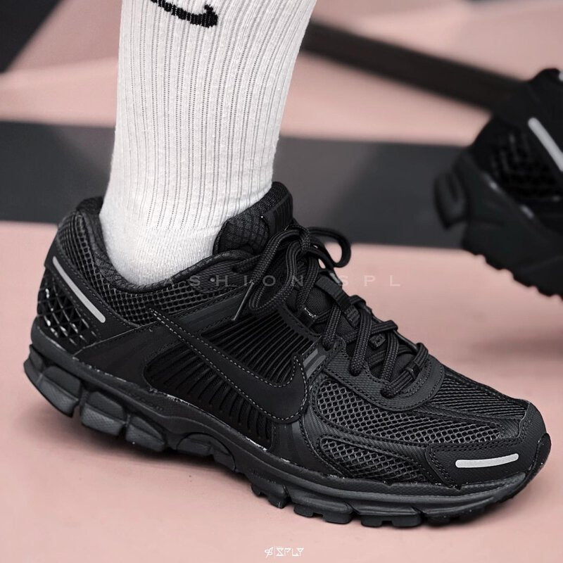 NIKE ZOOM VOMERO 5 SP 復古慢跑鞋-黑色款 - VANASH