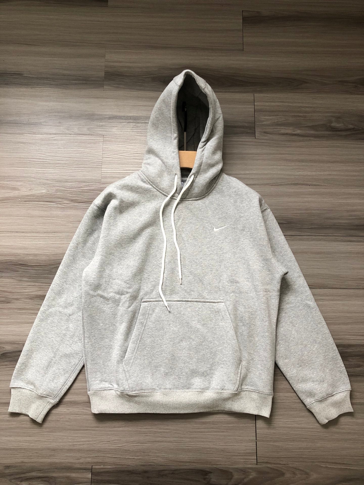 NIKE 刺繡l小標 刷毛連帽帽TEE