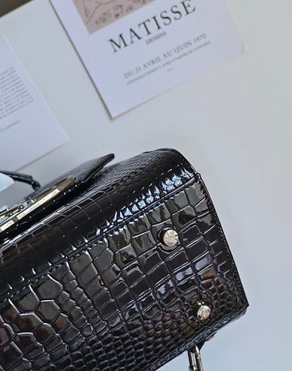 Vivienne Westwood 鱷魚壓紋雙肩包