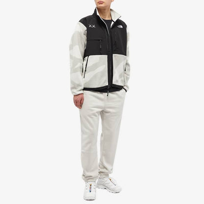 The North Face x Kaws 聯名羊羔絨立領外套