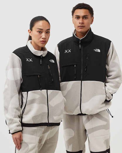 The North Face x Kaws 聯名羊羔絨立領外套