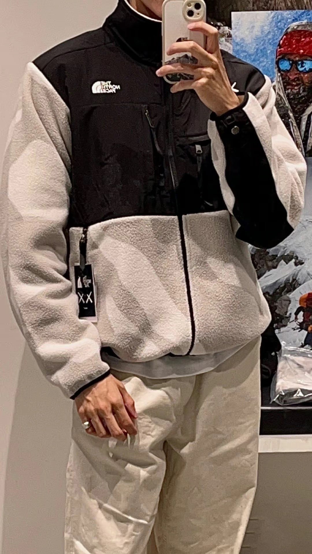 The North Face x Kaws 聯名羊羔絨立領外套