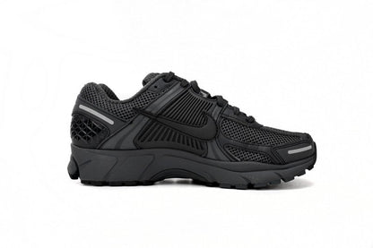 NIKE ZOOM VOMERO 5 SP 復古慢跑鞋-黑色款 - VANASH